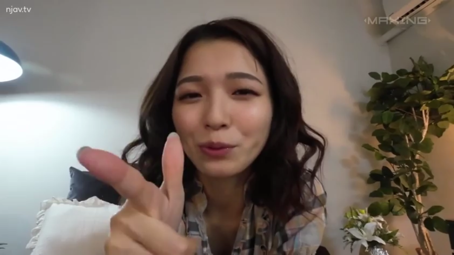 坐姿 · 卧室 · 盆栽 · 面部特写 · 居家 · 互动 · 调皮 · 格纹衬衫