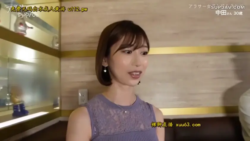 室内 · 坐姿 · 交谈 · 微笑 · 半身 · 紫色蕾丝上衣 · 采访视频截图