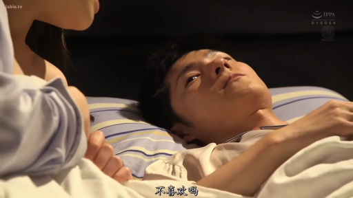 脸部 · 卧室 · 迷离 · 枕头 · 衬衫 · 调情 · 躺卧 · 日本AV