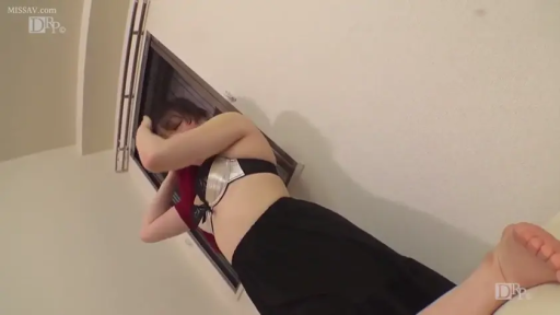 室内 · 中景 · 站姿 · 裸足 · 遮脸 · 窗户 · 掀起上衣 · 黑裙子