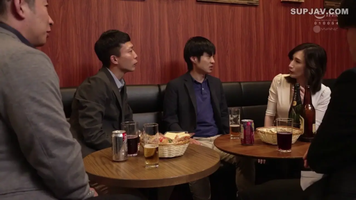 坐姿 · 交谈 · 中景 · 职业装 · 酒瓶 · 多人 · 认真 · 居酒屋