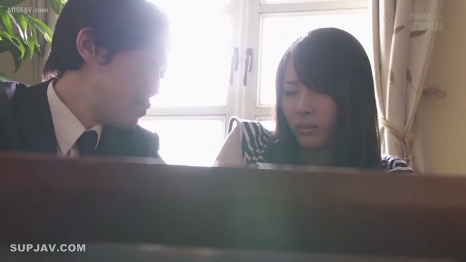 室内 · 坐姿 · 交谈 · 中景 · 剧情 · 西装 · 窗帘 · 忧虑