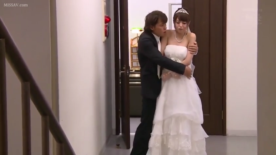 室内 · 全身 · 抱擁 · ウェディングドレス