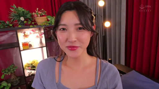 室内 · 座り姿勢 · 甘美 · 微笑 · 顔のクローズアップ · 背景盆栽 · 半身人像 · 紫色吊带上衣