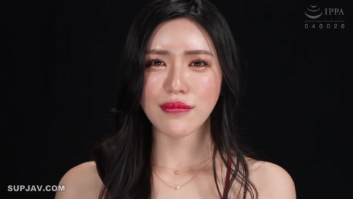 室內 · 臉部特寫 · 微笑 · 注视镜头 · 长发 · 正面 · 红色吊带