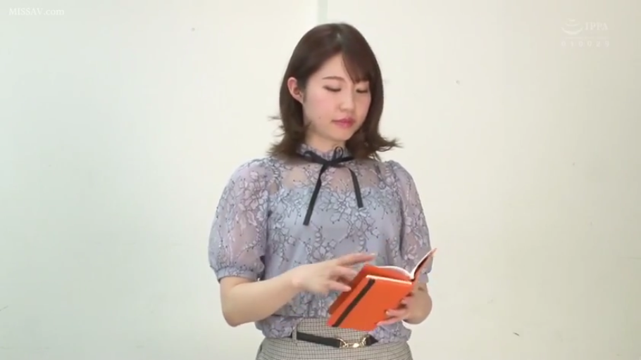 室内 · 专注 · 站立 · 半身 · 长发 · 阅读 · 笔记本 · 蕾丝衬衫