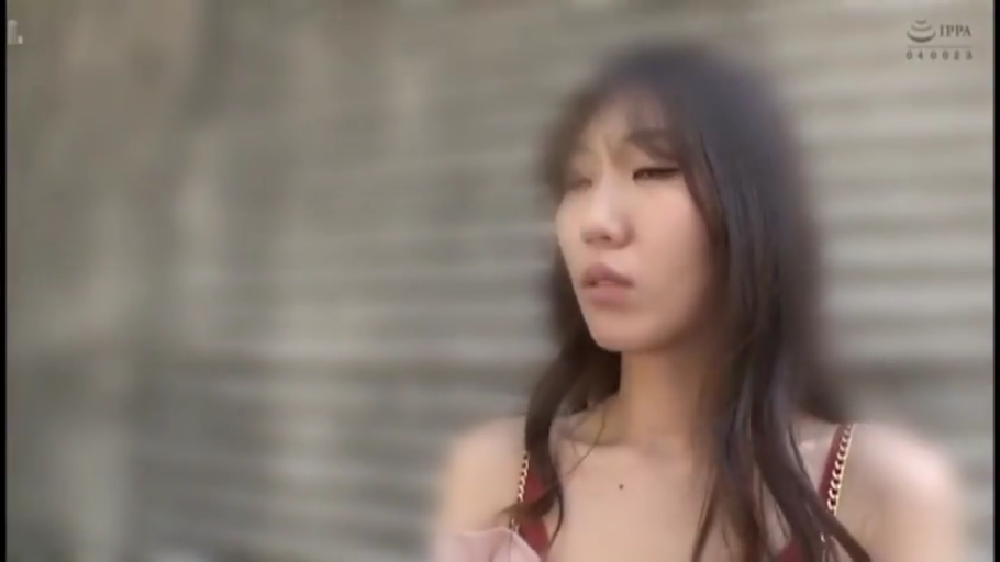 臉部特寫 · 站姿 · 凝视 · 背景模糊 · 木然 · 吊带裙 · 室外墙边