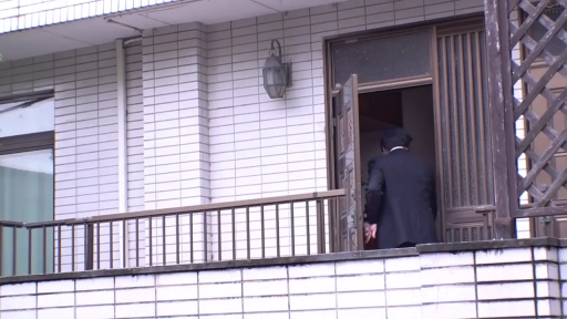 西装 · 门 · 玄关 · 背影 · 白天 · 走路 · 进屋