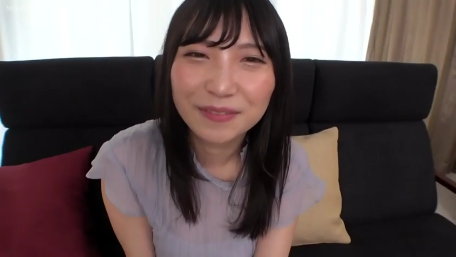 室内 · 俯身 · 专注 · 口交 · 面部特写 · 白色吊带内衣 · 男性生殖器（马赛克） · AV剧照