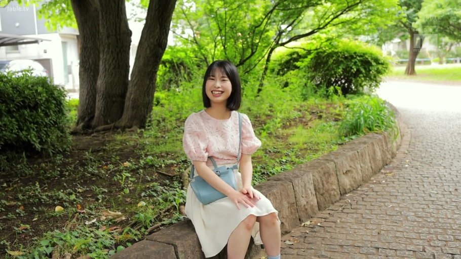 坐姿 · 甜美 · 中景 · 清纯 · 白色长裙 · 公园路边 · 微笑摆拍 · 蓝色挎包