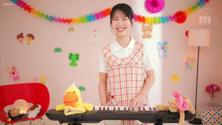 Classroom · Role-playing · Medium shot · Standing Posture · Smile · Apron · 弹琴 · 电子琴