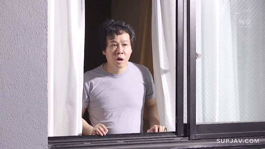 站立 · 半身 · 窗帘 · 惊讶 · 窗边 · 窥视 · 灰色短袖T恤 · 成年男性