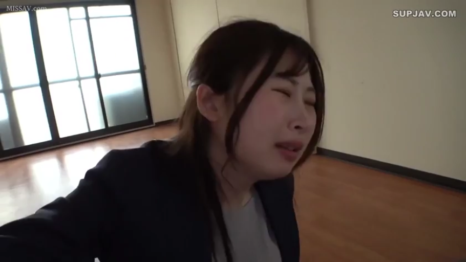 室内 · 坐姿 · 面对镜头 · 自然 · 半身 · 项链 · 纹身 · 格子比基尼