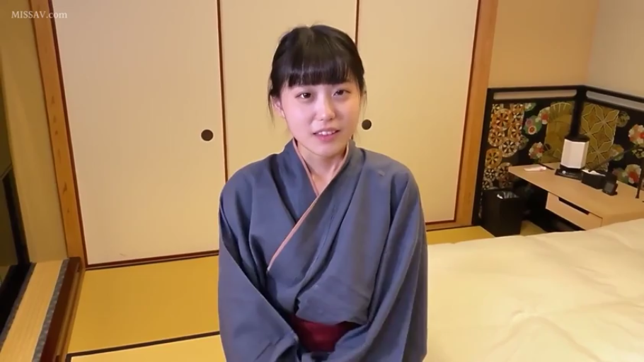 跪坐 · 和室 · 中景 · 微笑 · 面对镜头 · 榻榻米 · 和服 · 日式风格