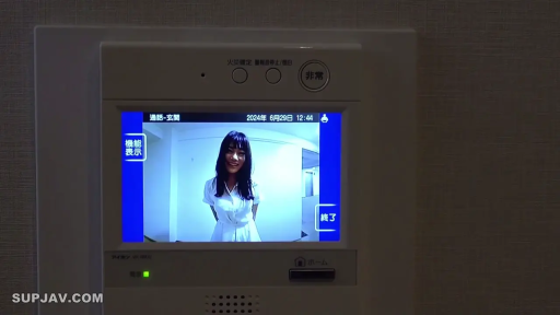 严肃 · 低头 · 站立 · 中景 · 耳环 · 走廊 · OL · 职场套装
