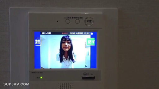 站立 · 中景 · 平静 · 粉色T恤 · 背包 · 观望 · 街拍 · 城市街道