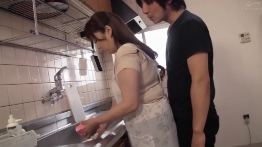 专注 · 厨房 · 洗碗 · 水龍頭 · 侧身特写 · 生活场景 · 居家服配围裙 · 背后环绕