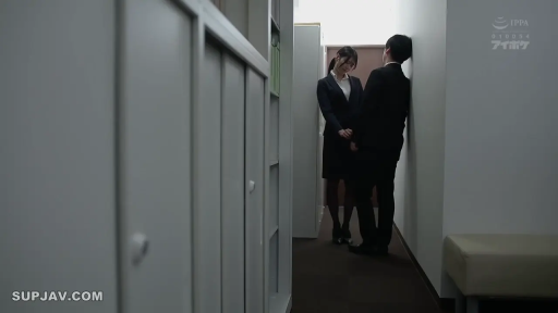 严肃 · 办公室 · 站立 · 远景 · 谈话 · 储物柜 · 西装 · 职场