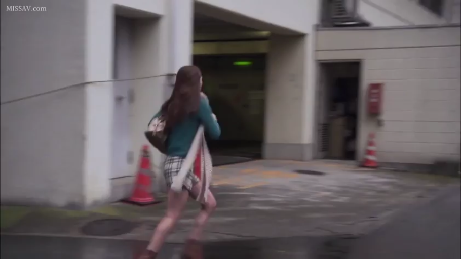 全景 · 户外 · 绿色上衣 · 奔跑