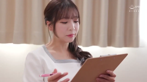 室内 · 坐姿 · 面部特写 · 写字板 · 职业女性 · 专注严肃 · 书写记录 · 白色护士