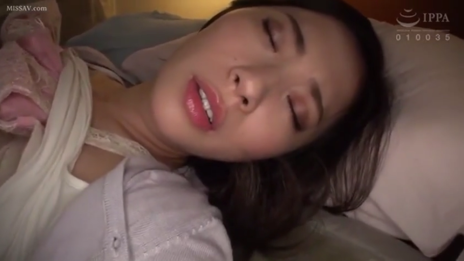 脸部特写 · 迷离 · 枕头 · 床上 · 诱惑 · 卧姿 · 外衣