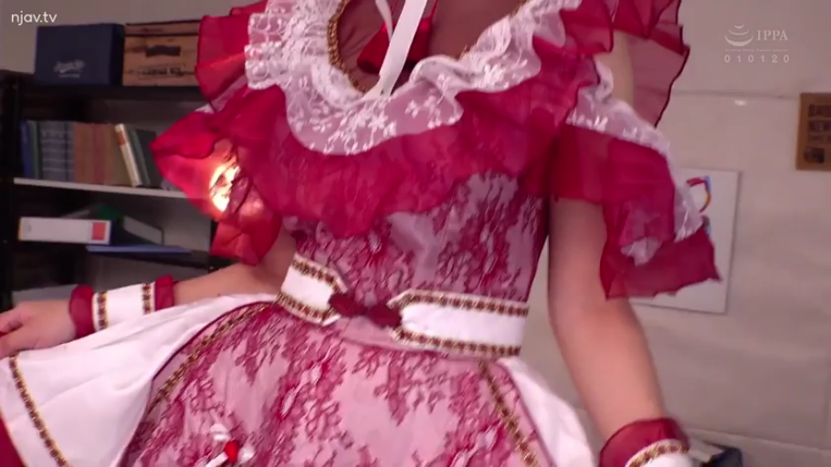 站立 · 书架 · 水印 · 躯干特写 · 室内房间 · 展示服装 · 红色蕾丝褶边连衣裙