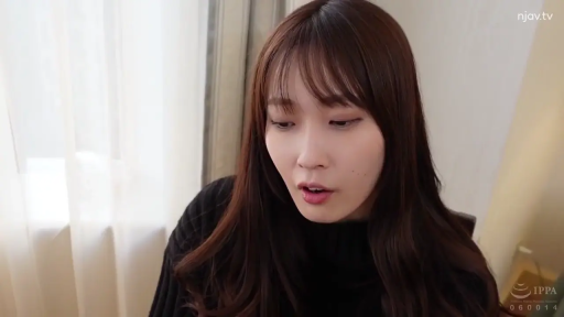 室内 · 低头 · 自然 · 面部特写 · 独白 · 黑色毛衣