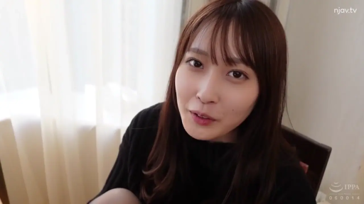 室内 · 坐姿 · 脸部特写 · 黑色毛衣