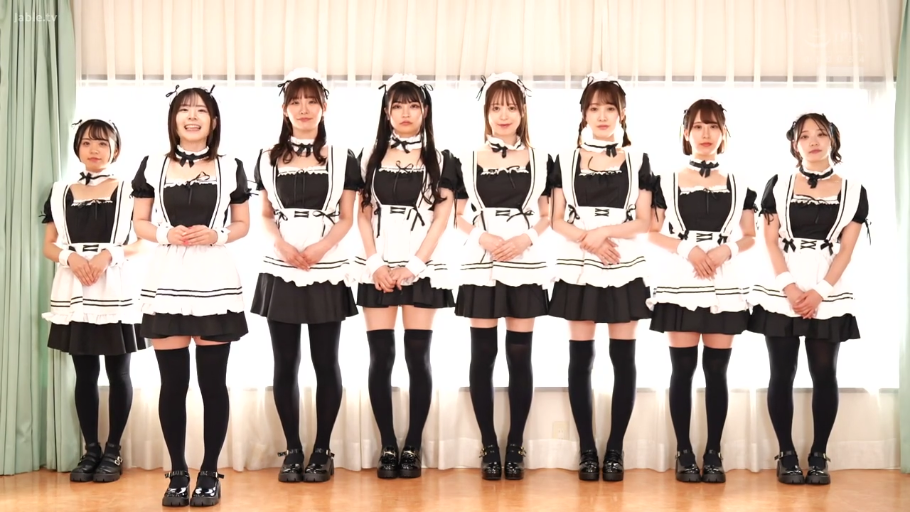 室内 · 全身 · 站姿 · 微笑 · 女仆装 · 多人 · 合影