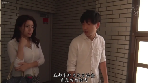 严肃 · 眼镜 · 站立 · 中景 · 对话 · 走廊 · 白色开衫 · 熟女