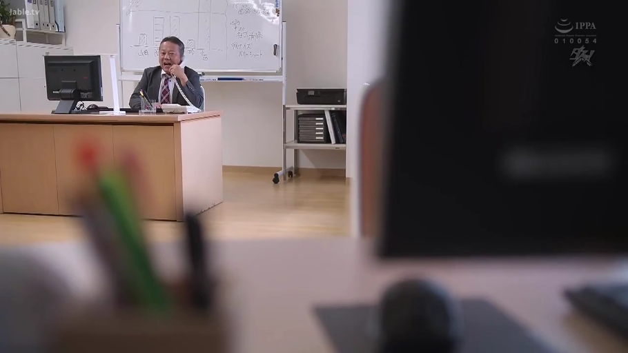 室内 · 严肃 · 面部 · 正装 · 看手机 · 手机 · 并排站立