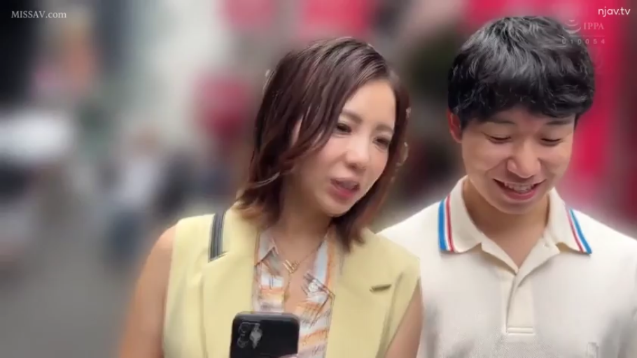 站立 · 微笑 · 半身 · 街道 · スマホを見る · 携帯電話 · アジア人 · 休闲服