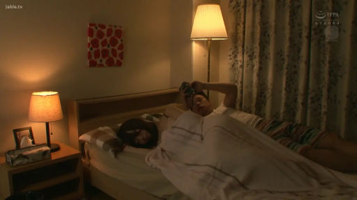 坐姿 · 卧室 · 台灯 · 平淡 · 暗光 · 休息 · 白色睡裙