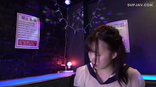 坐姿 · 沉思 · 面部特写 · 水手服 · 淡漠 · 告示牌 · 霓虹灯 · 包厢