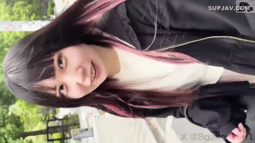 站立 · 微笑 · 面部特写 · 户外 · 看向镜头 · 黑色外套 · 粉色挑染