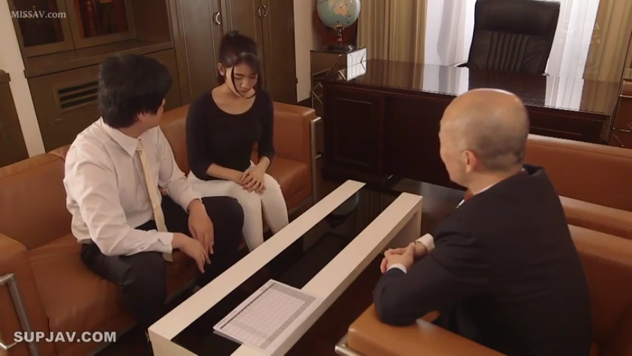 坐姿 · 交谈 · 办公室 · 全景 · 沙发 · 职场 · 黑色长袖 · 低迷