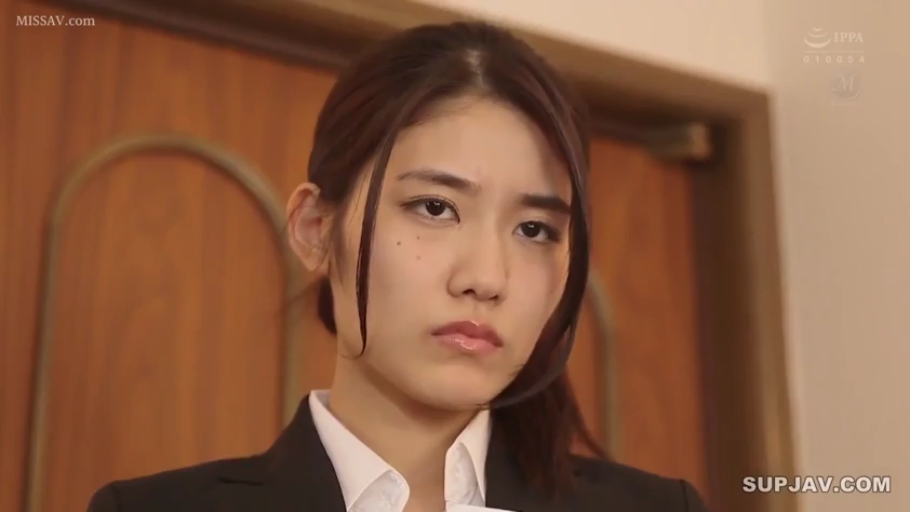 Indoor · Serious · Close-up of the face · Standing Posture · Business attire · Gaze · 成年女性