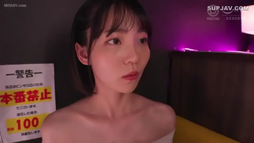 室内 · 委屈 · 面部特写 · 裸体 · 特写 · 凝视 · 告示牌 · 侧向坐姿