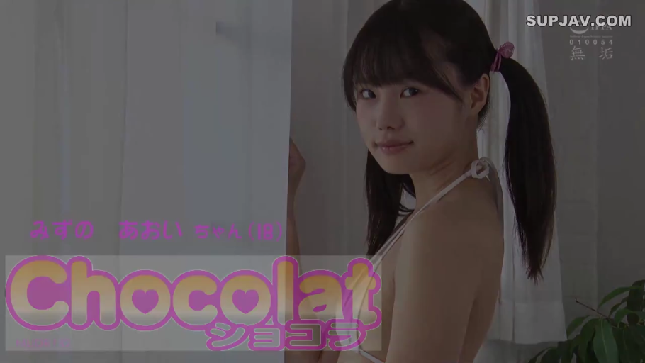 平静 · 双马尾 · 窗边 · 侧脸特写 · 白色比基尼 · 侧身站立 · 白色窗帘 · 回眸注视