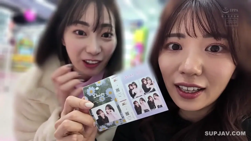 微笑 · 面部特写 · 靠近镜头 · 展示照片 · 毛绒外套 · 室内游艺厅