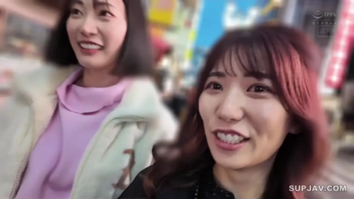 交谈 · 站立 · 微笑 · 面部特写 · 户外街道 · 街头采访 · 毛绒外套