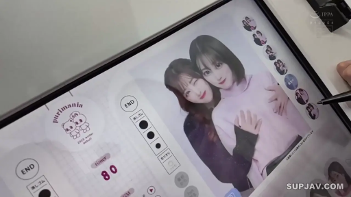 室内 · 日常休闲服 · 屏幕特写 · 持笔姿势 · 编辑头像 · 开朗表情 · 触控笔 · 大头贴软件界面