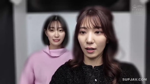 室內 · 站立 · 中景 · 对视 · 惊讶 · 黑色上衣 · 成人