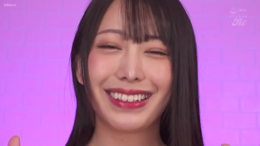 Close-up of the face · Indoor studio · 正面 · Stare at the lens · 裸肩 · 长直发 · 露齿笑