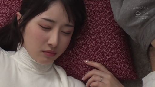 忧郁 · 卧室 · 拥抱 · 枕头 · 面部特写 · 高领毛衣 · 戒指 · 躺卧