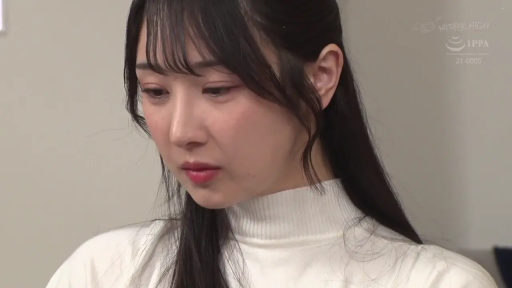 室内 · 座り姿勢 · 憂鬱 · 顔部のクローズアップ · 白色高领毛衣 · 黑长直