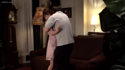 中景 · 拥抱 · 落地钟 · 客厅 · 粉色短裙 · 哀伤 · 站立拥抱