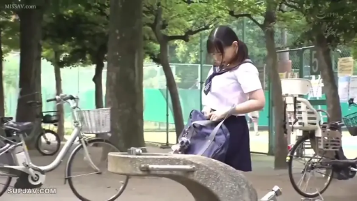 全身 · 集中 · 站立 · 水手服 · キャンパス風 · 户外公园 · 自行车 · 整理书包