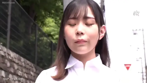 Close-up of the face · Stand · white shirt · Outdoor