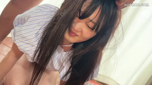 面部特寫 · 条纹衫 · 凝视镜头 · 长发遮脸 · 俯身姿勢 · 室內環境 · 自然平静